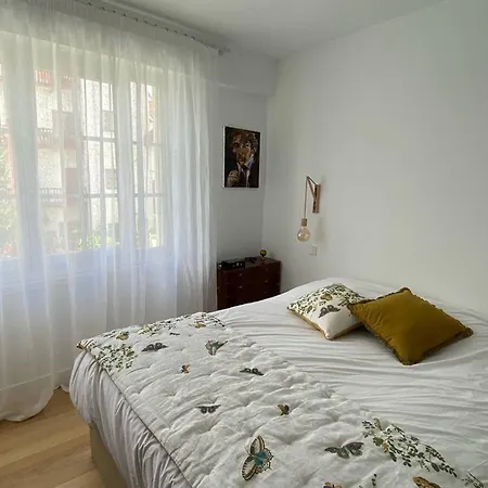 : Avec Terrasse, 2 Ch. Et Parking Au Coeur Historique - Fr-1-792-34 *