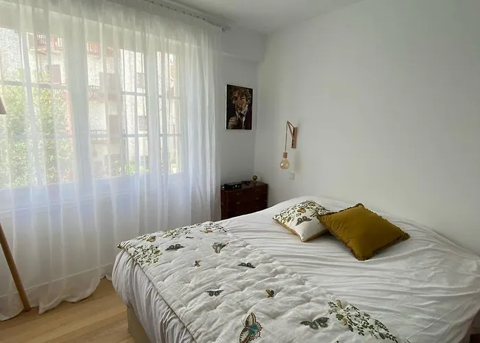 : Avec Terrasse, 2 Ch. Et Parking Au Coeur Historique - Fr-1-792-34 *